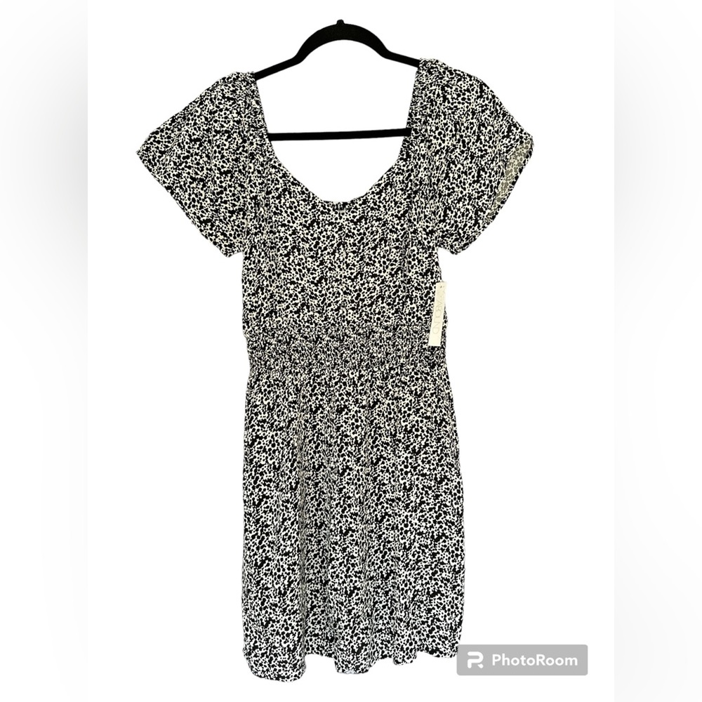 Abound Women’s Size Medium Black and White V-Neck Smocked Waist Casual Dress